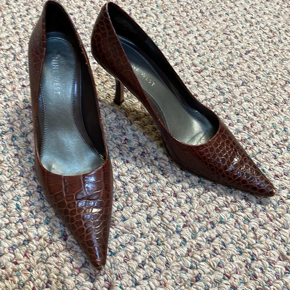 Pointed leather heels